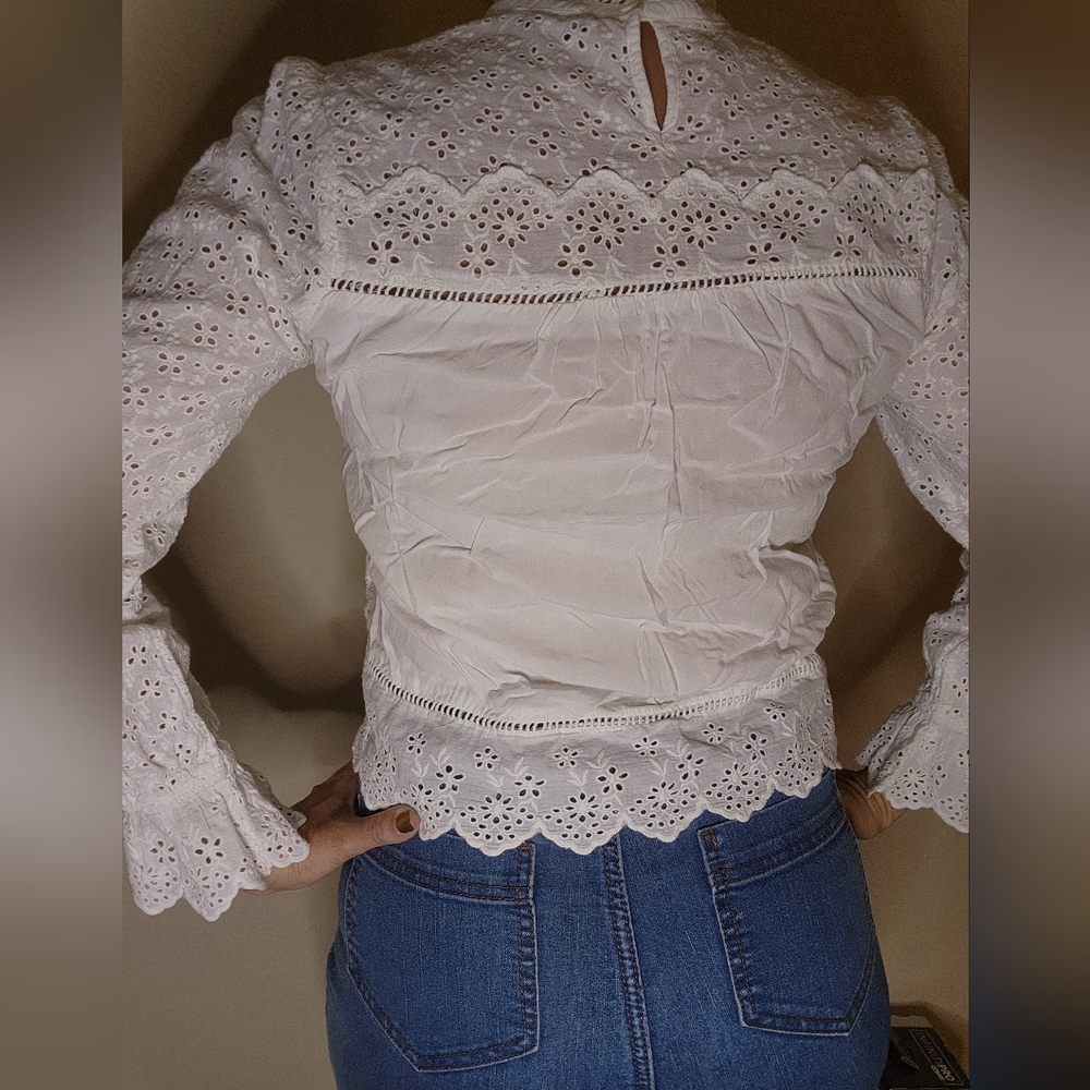 Eyelet blouse - Picture 2 of 3